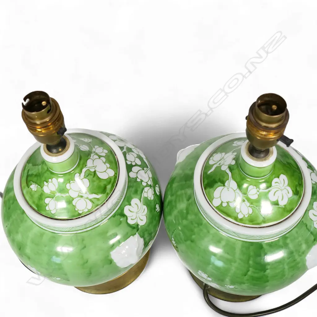 A pair of table lamps and shades, Image 1++